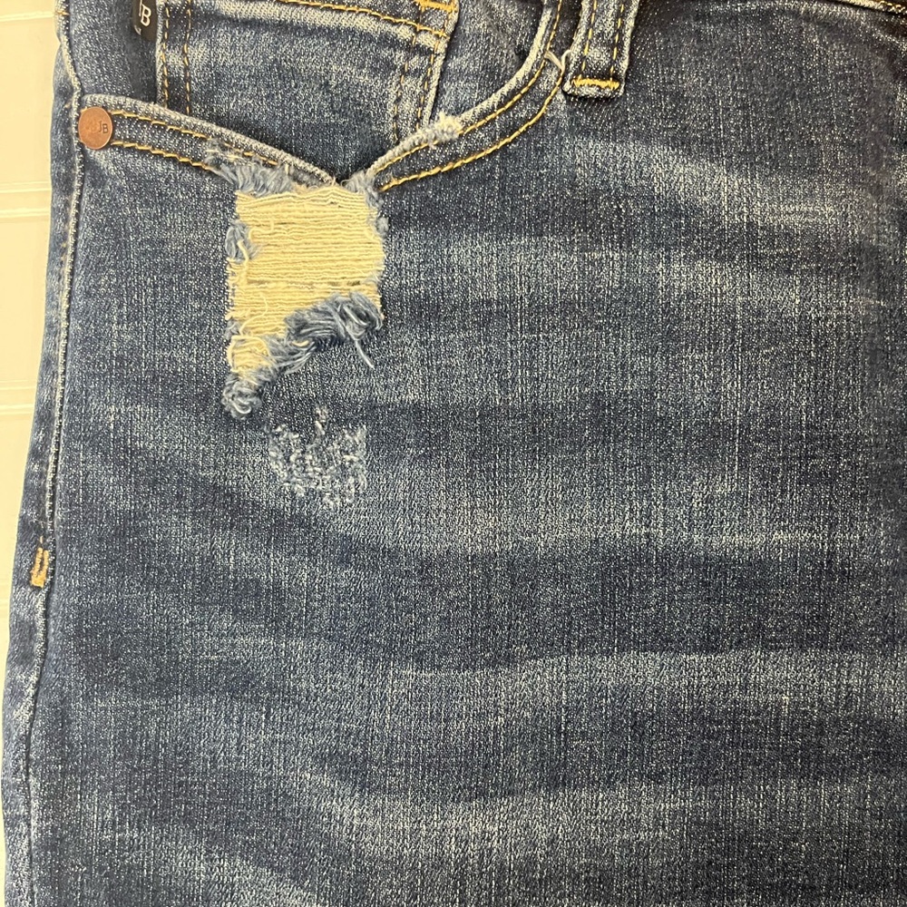 Judy Blue Capri Jeans Distressed Stretch Denim Size 11/30 Mid Rise - Picture 3 of 5